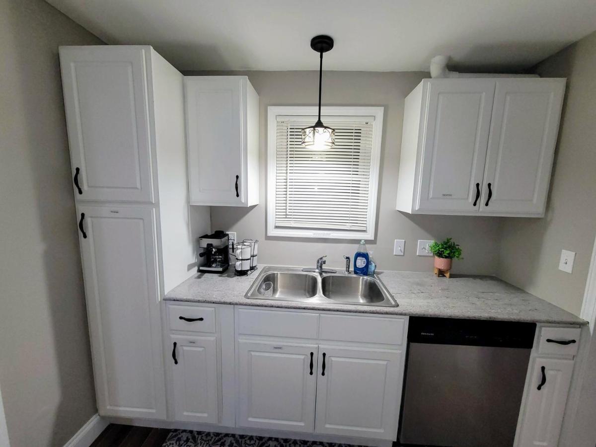 Apartment With Brand New Furniture And Large Parking เวสต์เซเนกา ภายนอก รูปภาพ