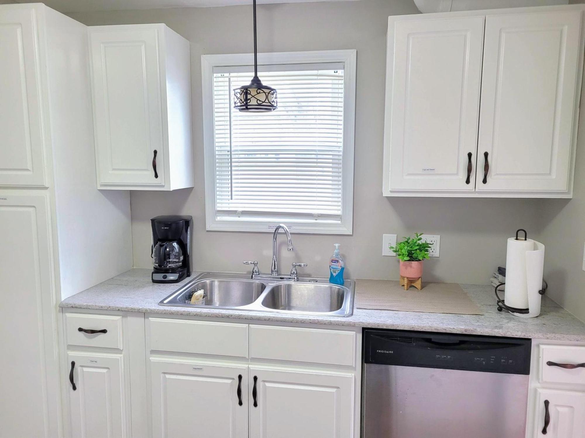 Apartment With Brand New Furniture And Large Parking เวสต์เซเนกา ภายนอก รูปภาพ