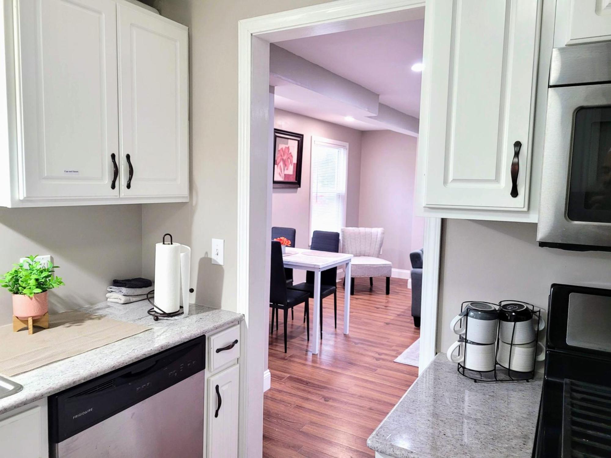 Apartment With Brand New Furniture And Large Parking เวสต์เซเนกา ภายนอก รูปภาพ